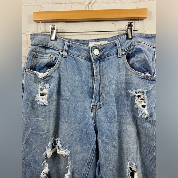 Almost Famous Jeans Juniors Size 11 Womens Size 8 Distressed Cropped - Picture 4 of 8